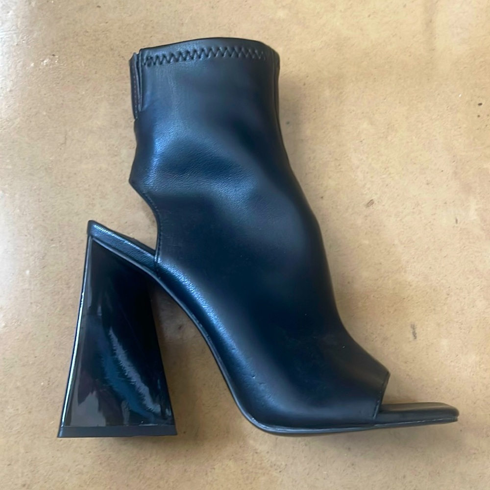 STEVE MADDEN - never worn 🚨- black faux leather peep toe booties - size 7